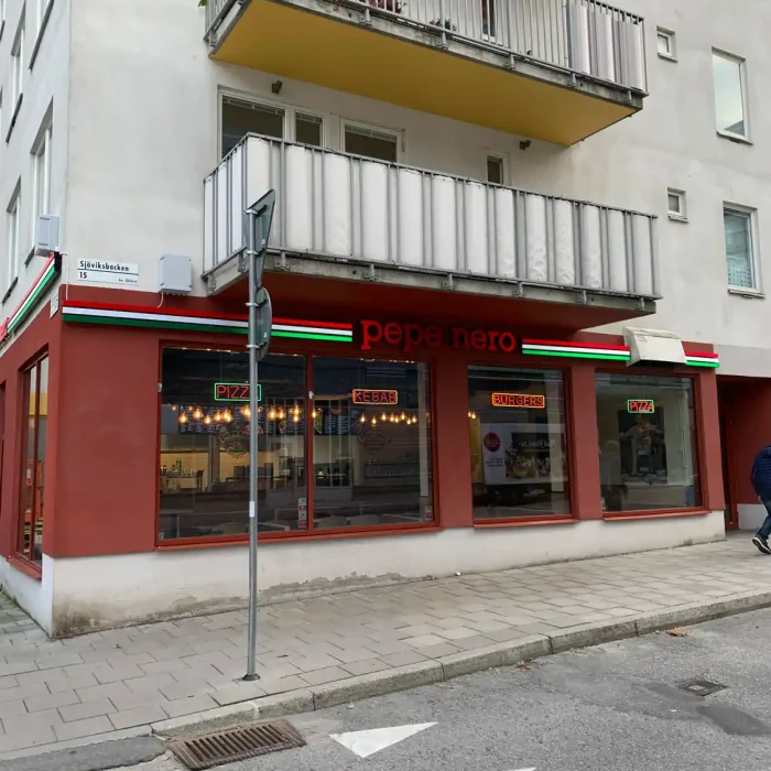 Fasadskyltar för Pepe Nero i Stockholm Liljeholmen i Italienska färgerna.