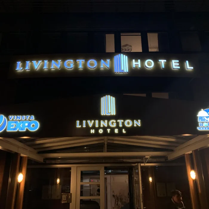 Fasadskyltar för Livington Hotel i Vällingby Stockholm.