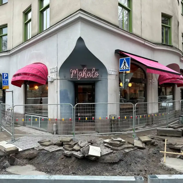 Mahalo Kungsholmen butiksskylt – Trendig butiksskylt för Mahalo på Kungsholmen i Stockholm, med rosa markiser och pågående gatuarbete i förgrunden.