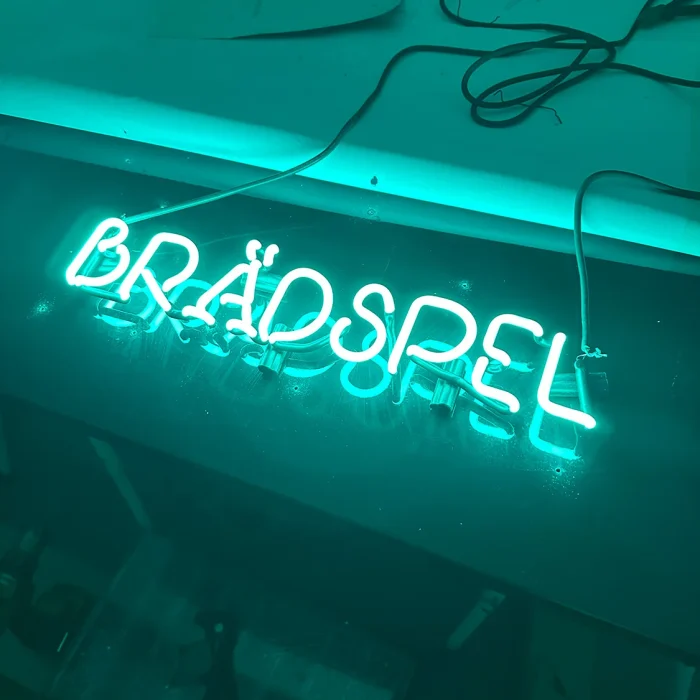 Neonskylt Stockholm – Blå neonskylt med ordet 'Brädspel', en stilren glasneon för spelkultur
