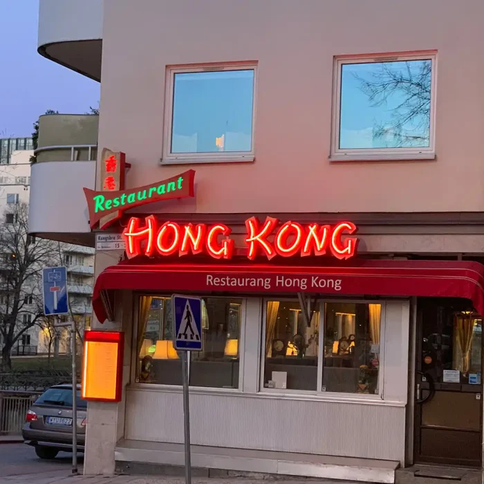 Neonskylt Stockholm – Röd och grön neonskylt på restaurang Hong Kong i centrala Stockholm.