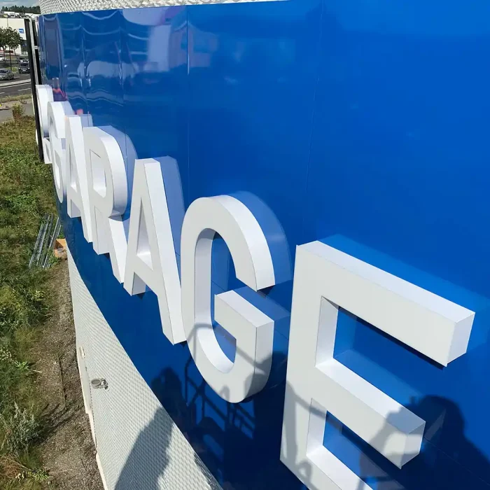 Stora reklamskyltar Stockholm tydlig 3D-skylt på fasaden av P-Garage i Barkarby, Stockholm, för maximal synlighet.