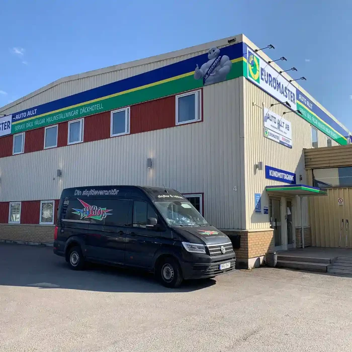 En stor plåtskylt med både Euromaster-logotypen och Michelin-märket monterad på en industribyggnad i Västerås. Ger ett professionellt och pålitligt intryck.