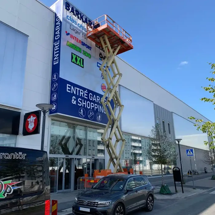 Skyltmontage Stockholm - En skylift används för att installera en stor entréskylt på Barkarby Gate i Stockholm.