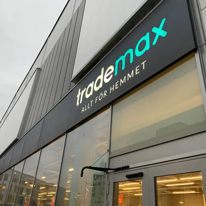 Stor LED ljuslåda för Trademax monterad på en butik i Stockholm, med vit och turkos belysning.