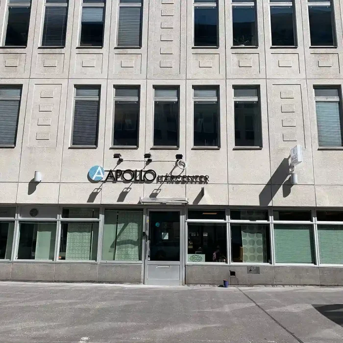 Fasad med tydlig företagsprofilering där Apollo-kliniken använder en modern plåtskylt, ett exempel på stilrena plåtskyltar i Stockholm.