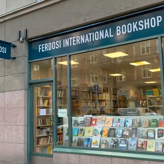 Internationell bokhandel med plåtskyltar och tydlig grafisk profil – tradition möter funktion i butiksskyltar i Stockholm