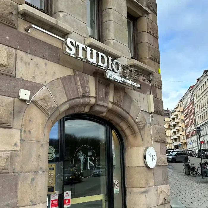 Företagsskylt på fasad utomhus för Studio S15 – stilren skyltlösning för företag i stadsmiljö.