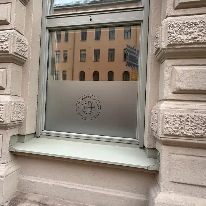 Frostad fönsterdekor Stockholm med stilren logotyp på kontorsfönster