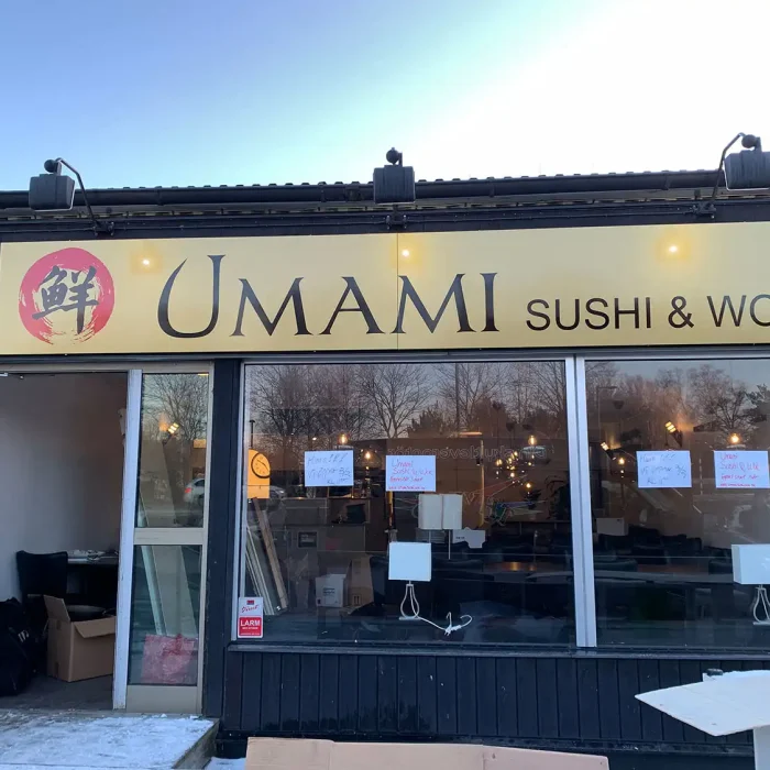 Restaurang i Åkersberga med bred plåtskylt i guldton – ett fint exempel på plåtskyltar i Stockholm.
