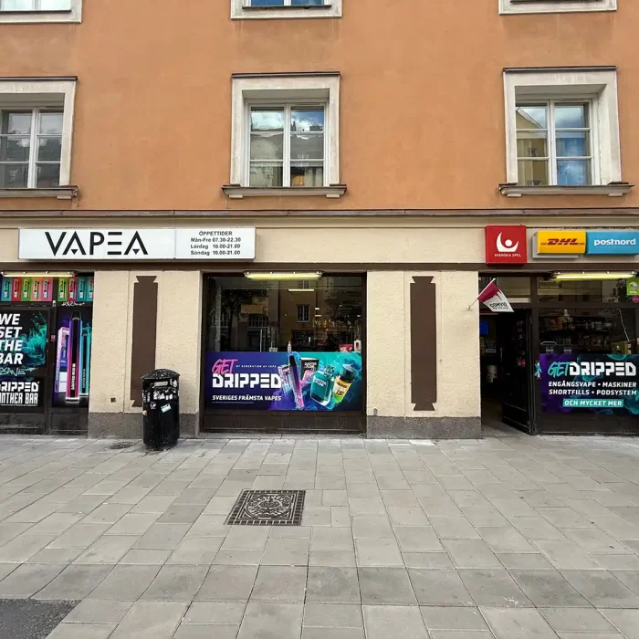 Fönsterdekor Stockholm i kommersiell miljö med tydlig produkt- och tjänstepresentation