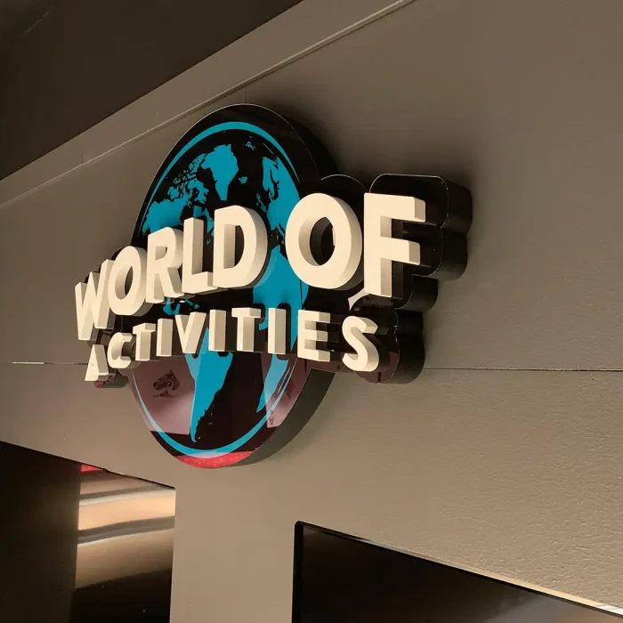 Belyst företagsskylt inomhus för World of Activities – lekfull och färgstark skyltlösning för kontorsmiljö.